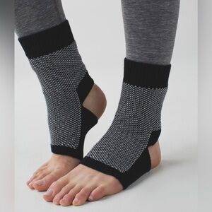 Lululemon: Snow Amazing Ankle Warmer | Black & White
